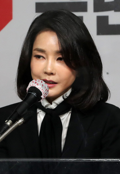 윤석열 국민의힘 대선후보의 부인 김건희씨가 지난달 26일 서울 여의도 당사에서 사과 기자회견을 하고 있다. 공동취재